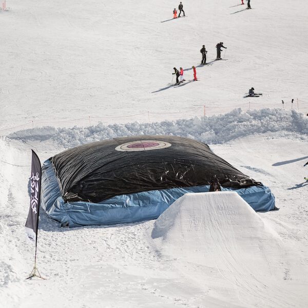 saut sur air bag snowboard