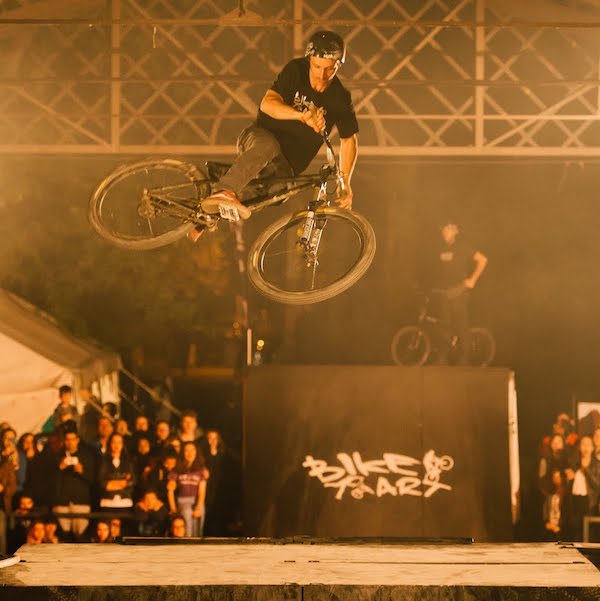 Spectacle nocturne BMX freestyle