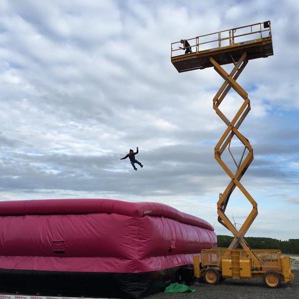 Sauter en chute libre dans un airbag géant