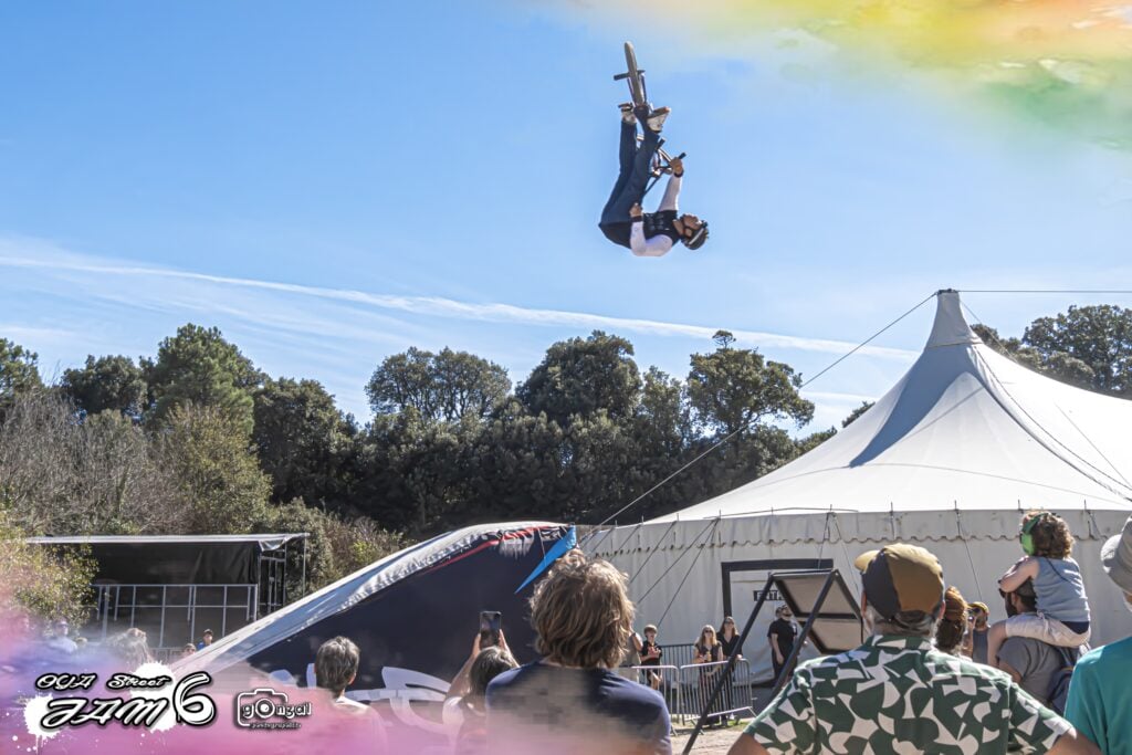 Rider BMX Bike Art en backflip au-dessus du Big Air Bag devant le chapiteau de la Citadelle, île d'Yeu