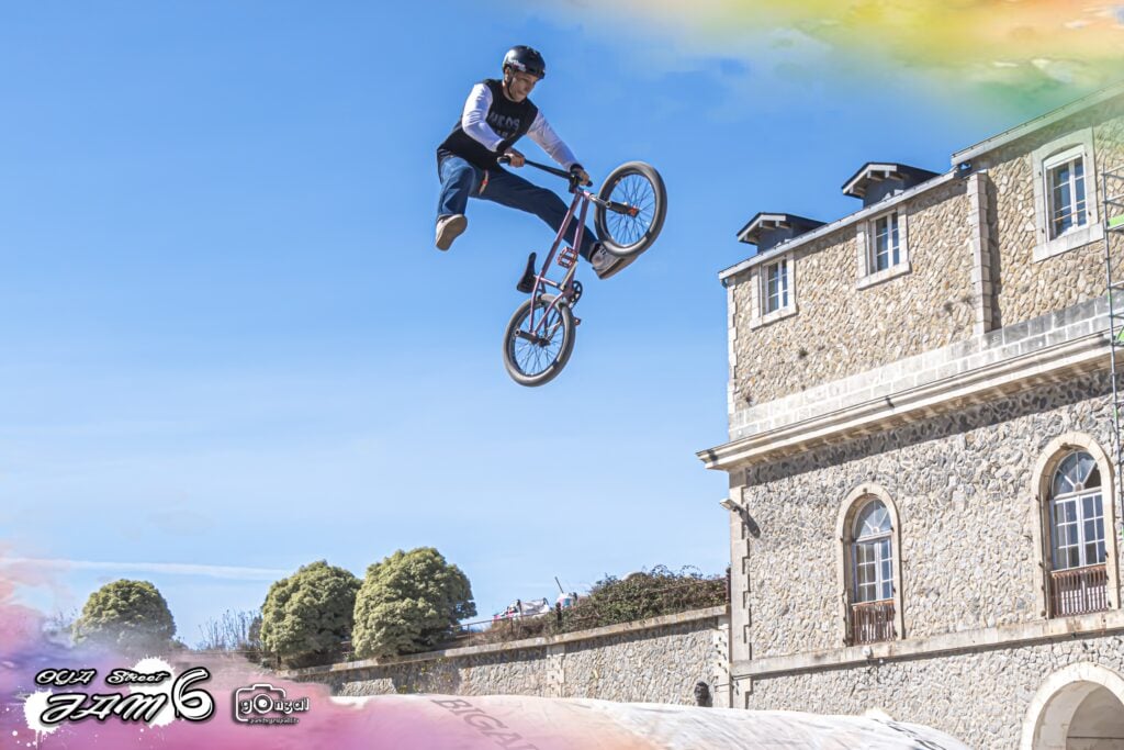 Rider BMX Bike Art en table au-dessus du Big Air Bag devant la Citadelle de l'île d'Yeu