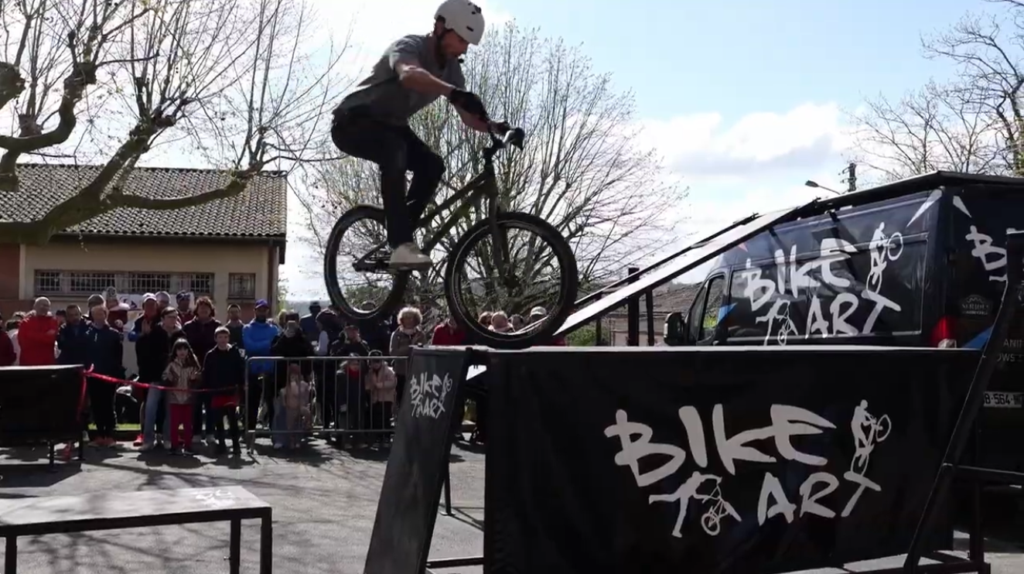 Florian Belhacène en show de VTT trial sur les modules Bike Art devant le public de la Cour'SLA Pied à Noueilles