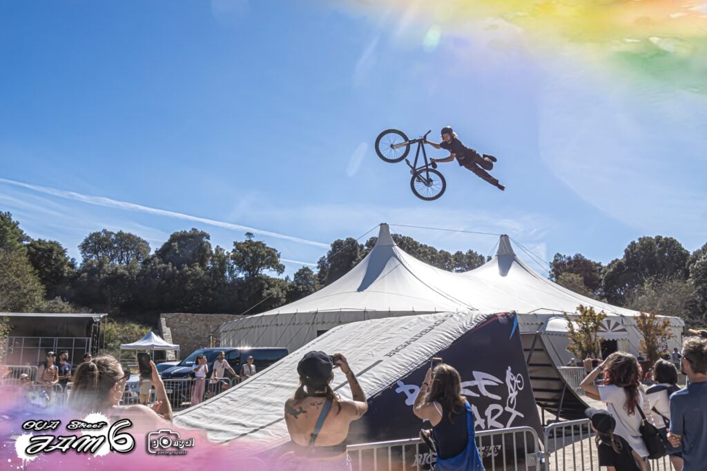 Rider VTT freestyle Bike Art en superman au-dessus du Big Air Bag, Oya Street Jam