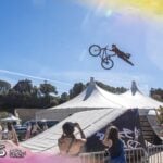 Rider VTT freestyle Bike Art en superman au-dessus du Big Air Bag, Oya Street Jam