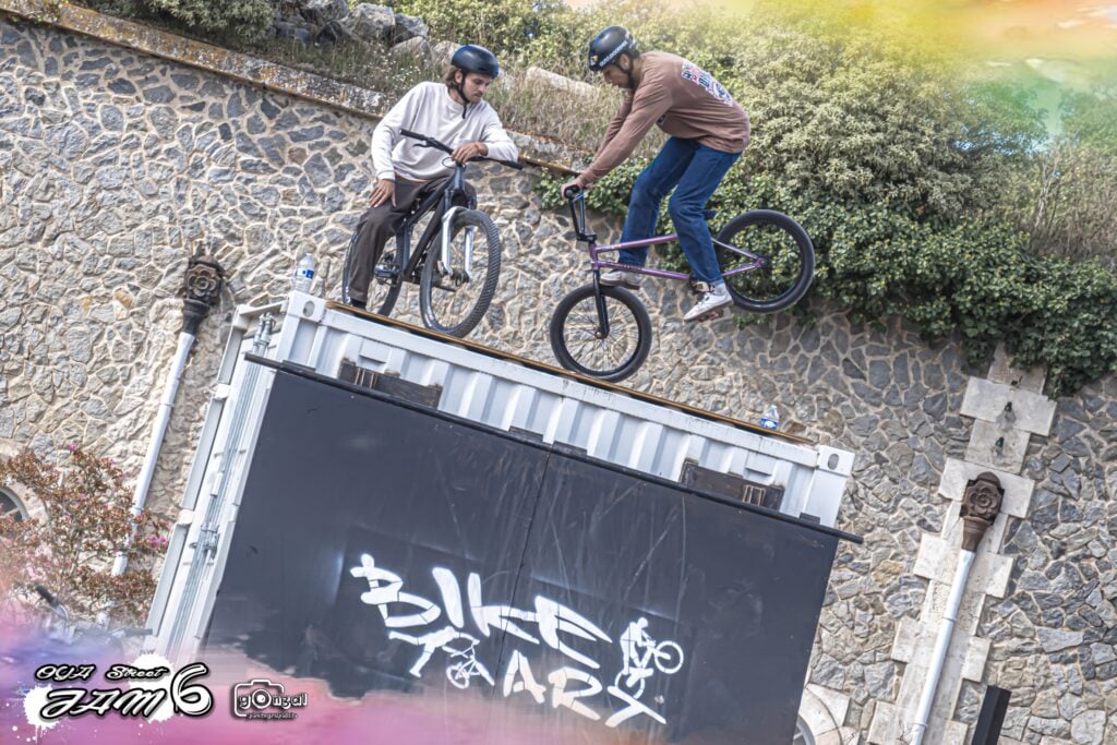 Deux riders Bike Art prêts à s'élancer depuis la rampe de départ installée sur un conteneur, Citadelle de l'île d'Yeu