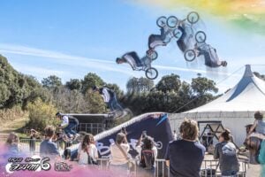 Séquence d'un rider BMX Bike Art en rotation au-dessus du Big Air Bag, Oya Street Jam 6, île d'Yeu