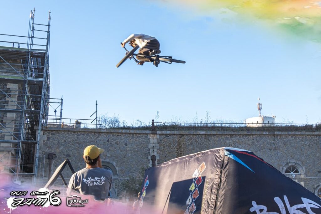 Rider VTT en rotation au-dessus du Big Air Bag Bike Art devant les remparts de la Citadelle de l'île d'Yeu