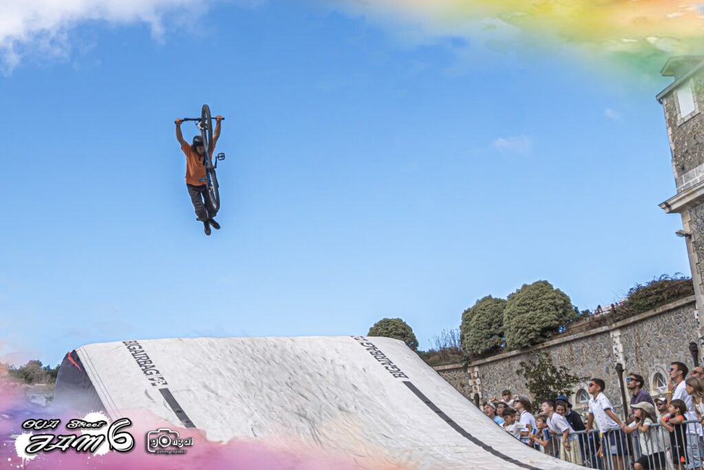 Rider VTT en barspin au-dessus du Big Air Bag sous les yeux des enfants, Oya Street Jam île d'Yeu