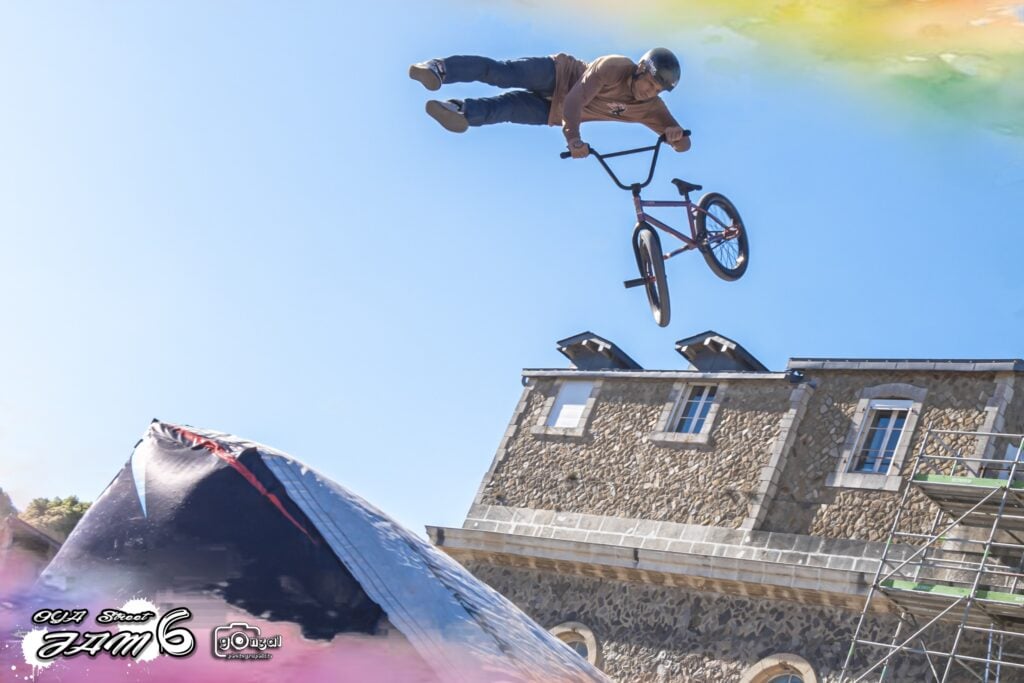 Rider BMX Bike Art en superman au-dessus des toits de la Citadelle de l'île d'Yeu