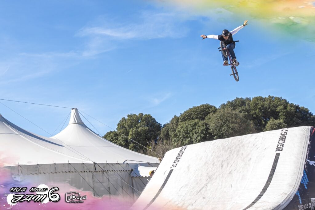 Rider BMX en no hander au-dessus du Big Air Bag devant le chapiteau, Oya Street Jam