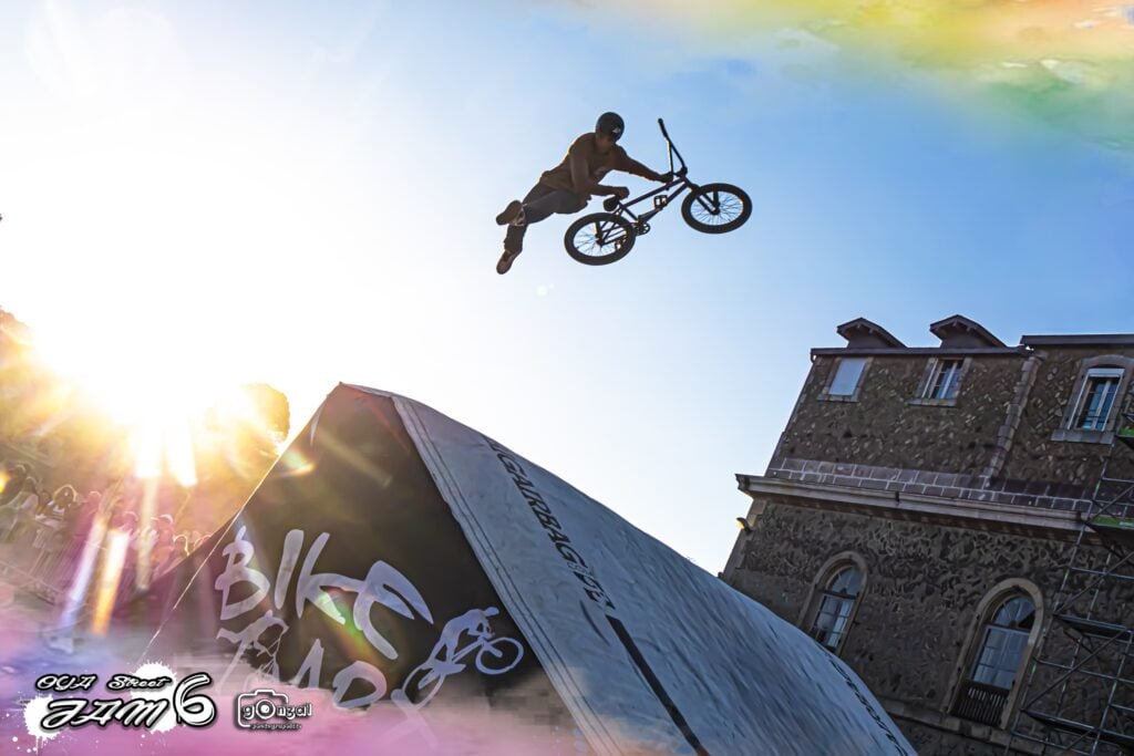 Silhouette d'un rider BMX au-dessus du Big Air Bag Bike Art à contre-jour, île d'Yeu