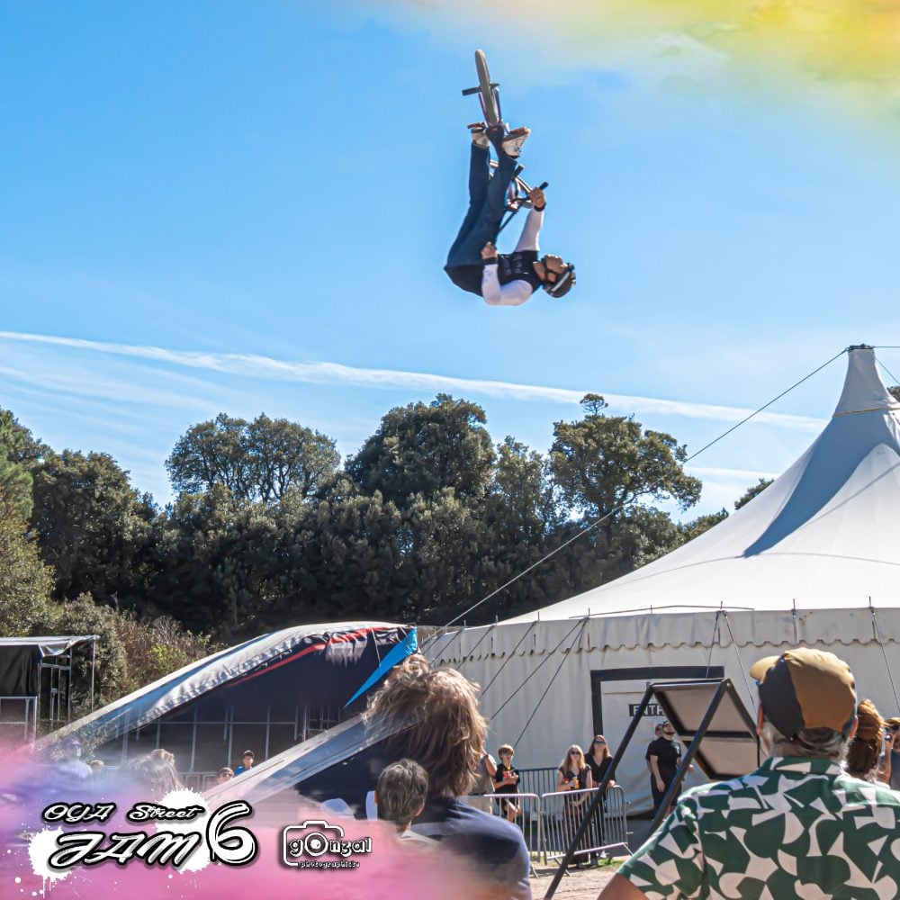 Backflip BMX au-dessus du public, show freestyle Bike Art à l'Oya Street Jam, île d'Yeu