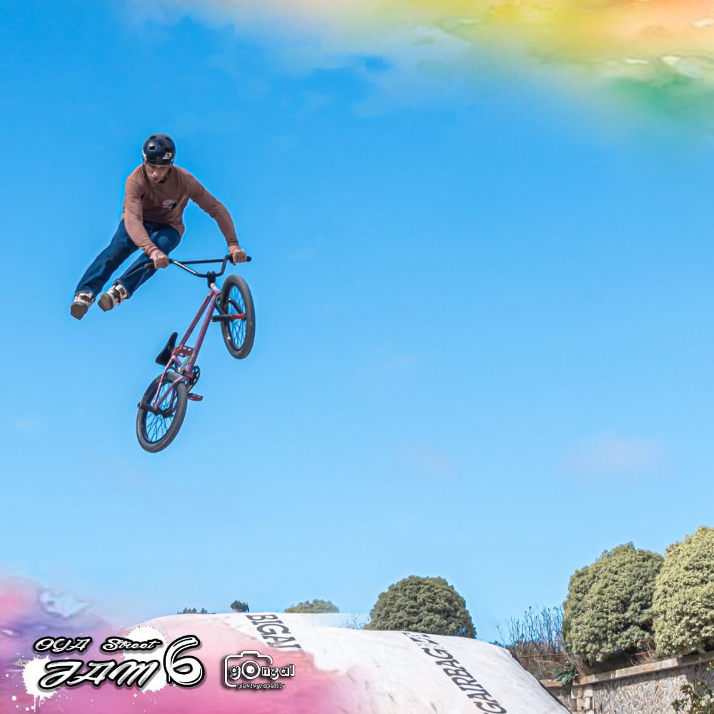Rider BMX en figure aérienne au-dessus du Big Air Bag, show freestyle Bike Art à l'Oya Street Jam, île d'Yeu