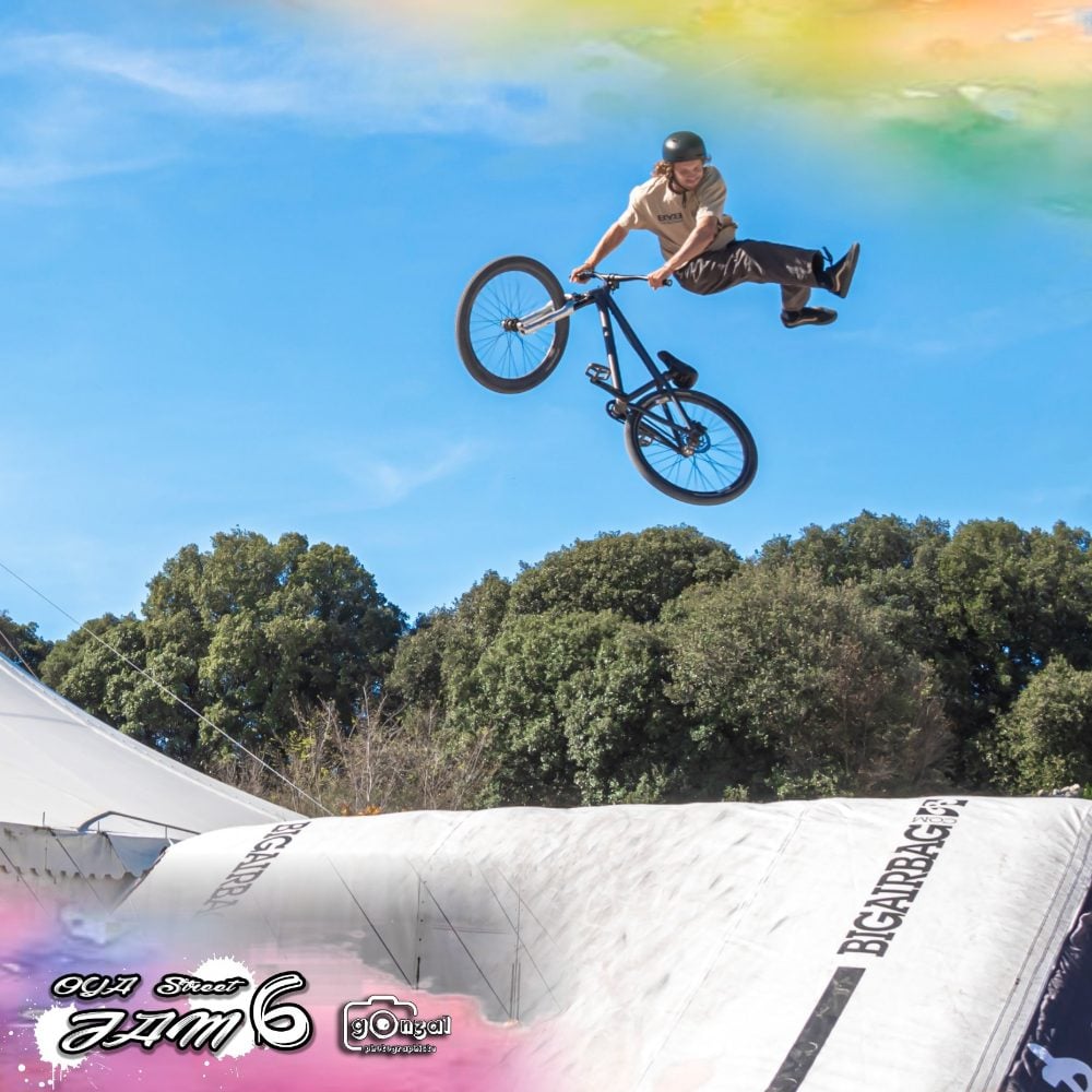 Rider en figure aérienne devant le chapiteau, show freestyle Bike Art avec Big Air Bag à l'île d'Yeu