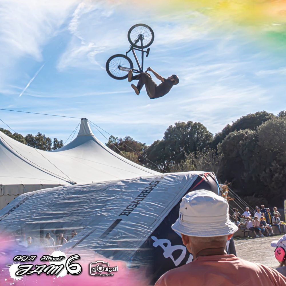 Flip à vélo au-dessus du Big Air Bag devant le chapiteau, show freestyle Bike Art à l'Oya Street Jam