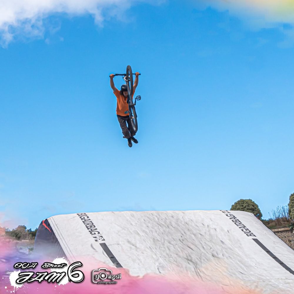 Rider en no hander au-dessus du Big Air Bag devant le public, show freestyle Bike Art à l'Oya Street Jam, île d'Yeu