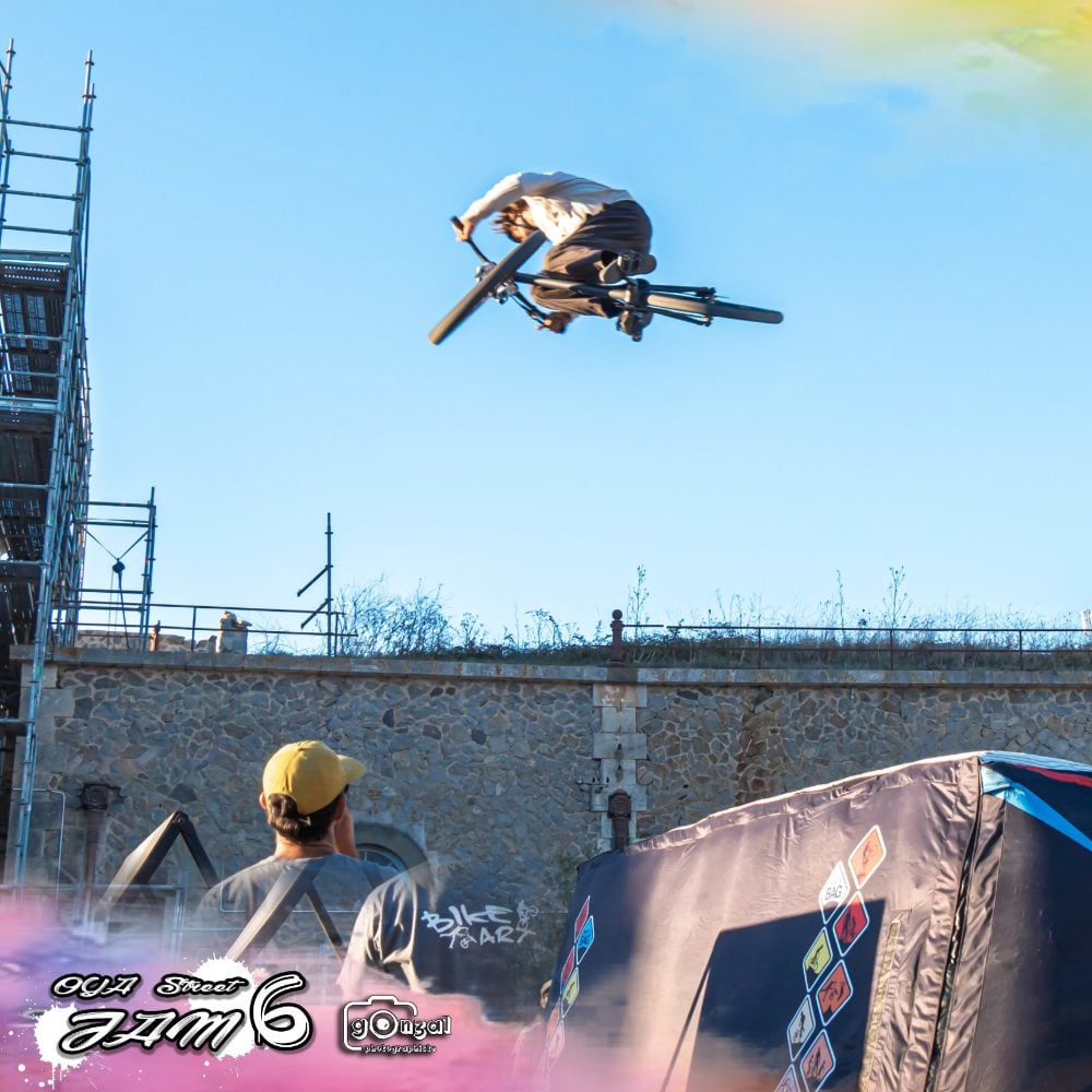 Rider VTT en 360 au-dessus du module Big Air Bag, show freestyle Bike Art à l'Oya Street Jam