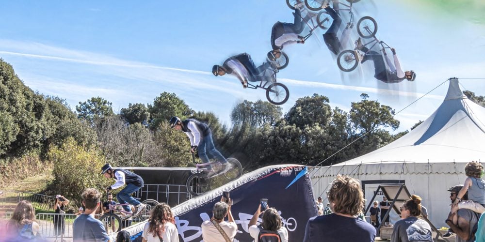 Séquence d'un rider BMX Bike Art en rotation au-dessus du Big Air Bag, Oya Street Jam 6, île d'Yeu