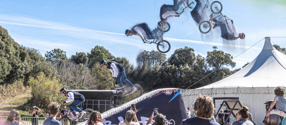 Séquence d'un rider BMX Bike Art en rotation au-dessus du Big Air Bag, Oya Street Jam 6, île d'Yeu